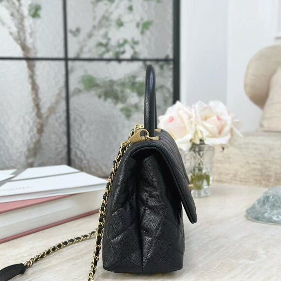 Classic CHANEL Bag: A Stylish and Versatile Choice for Elegance - Picture 4 of 5